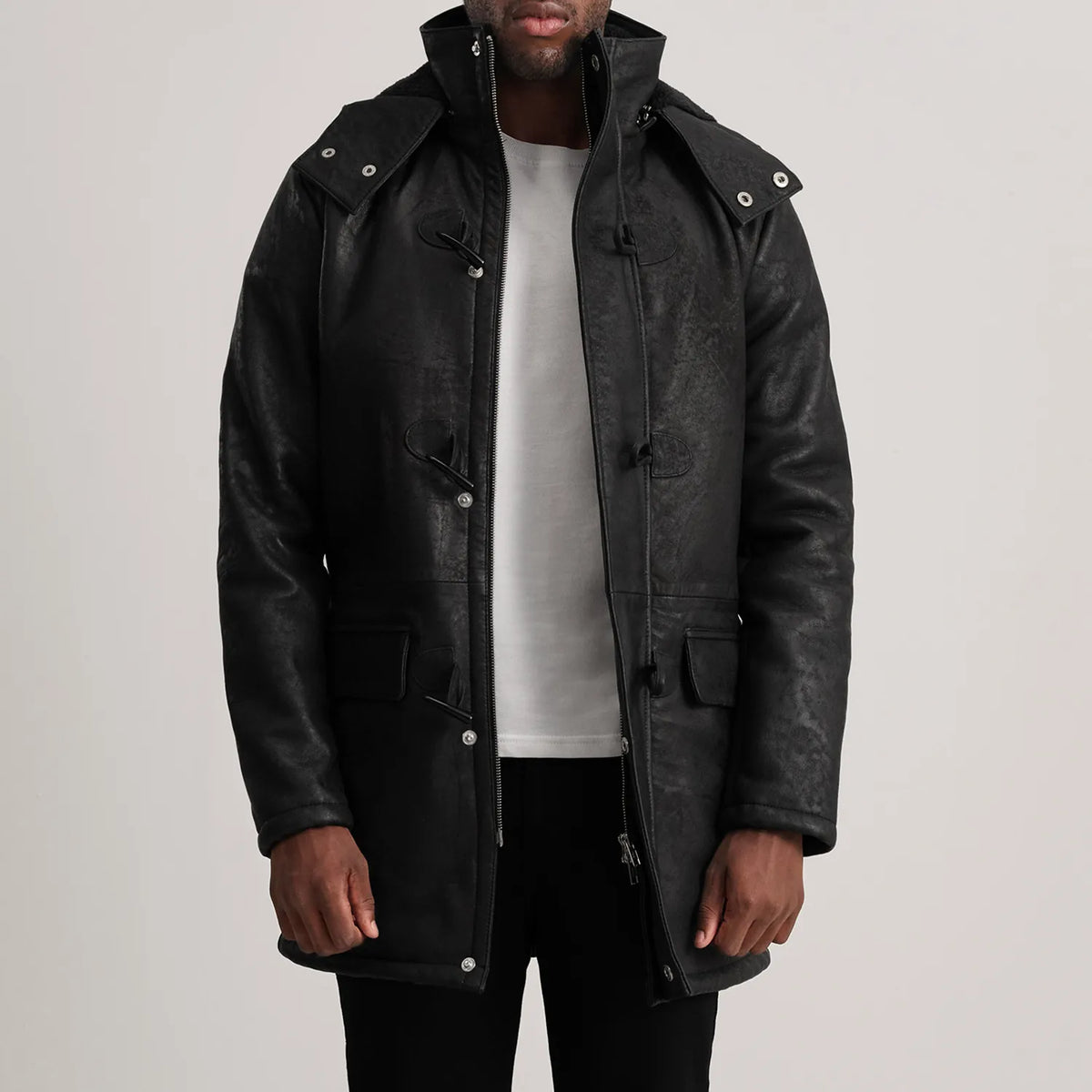 Nolan Black Snuffed Leather Duffle Coat in Distressed Black Sheepskin Snuffed - Vue de face &amp; silhouette ajustée | Acheter en ligne
