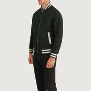 
Green Goatskin Suede Varsity Jacket - Vue arrière montrant la carrure ajustée et l'ourlet net