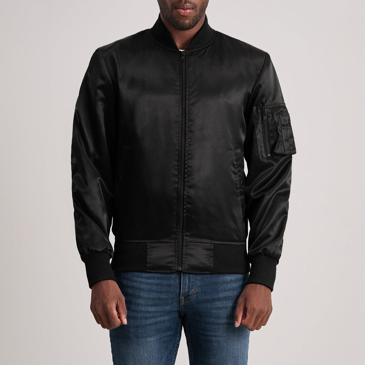 Quinton MA-1 Noir Blouson Bomber en Cuir pour Homme in Black Satin - Vue de face &amp; silhouette ajustée | Acheter en ligne