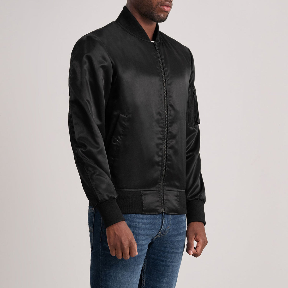 Black Satin Bomber Jacket - Vue de dos avec coupe ajustée aux épaules &amp; ourlet soigné