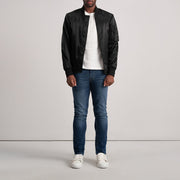 Vue détaillée of Varsity &amp; Zipper Hardware on Quinton MA-1 Noir Blouson Bomber en Cuir pour Homme