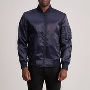 
Quinton MA-1 Bleu Blouson Bombardier en Cuir pour Homme in Blue Satin - Vue de face & silhouette ajustée | Acheter en ligne