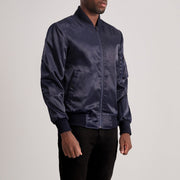 
Blue Satin Bomber Jacket - Vue arrière montrant la carrure ajustée et l'ourlet net
