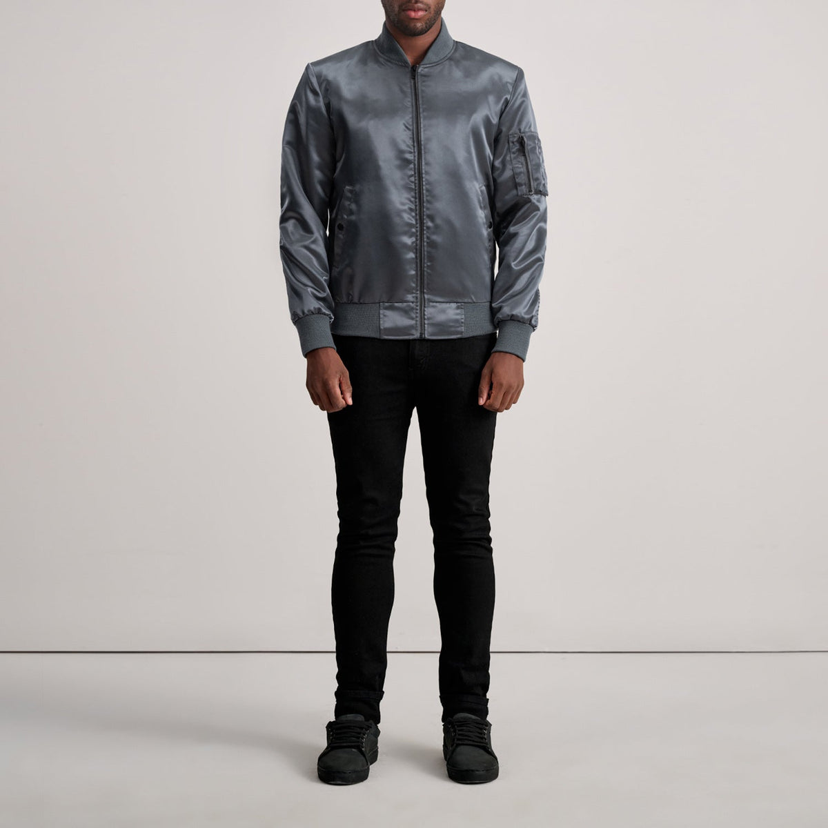 Vue détaillée of Varsity &amp; Zipper Hardware on Quinton MA-1 Gris Blouson Bomber en Cuir pour Homme
