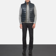 Men's Reeves Bleu Leather Puffer Vest pour Homme - Vue de profil avec coupe de manche ergonomique