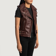 Rhonda Bordeaux Leather Biker Vest pour Femme - Vue de profil mettant en valeur la coupe de manche