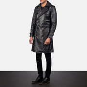 
Black Cowhide Leather Trench Coat - Vue arrière montrant la carrure ajustée et l'ourlet net