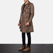
Mocha Brown Calfskin Leather Trench Coat - Vue arrière montrant la carrure ajustée et l'ourlet net