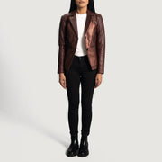 Vue détaillée of Notch &amp; Button Hardware on Women's Ruby Metallic Bordeaux Blazer en Cuir en Cuir pour Femme