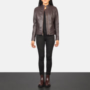 
Rumella Maroon Leather Biker Jacket - Vue de profil mettant en valeur la coupe de manche ergonomique