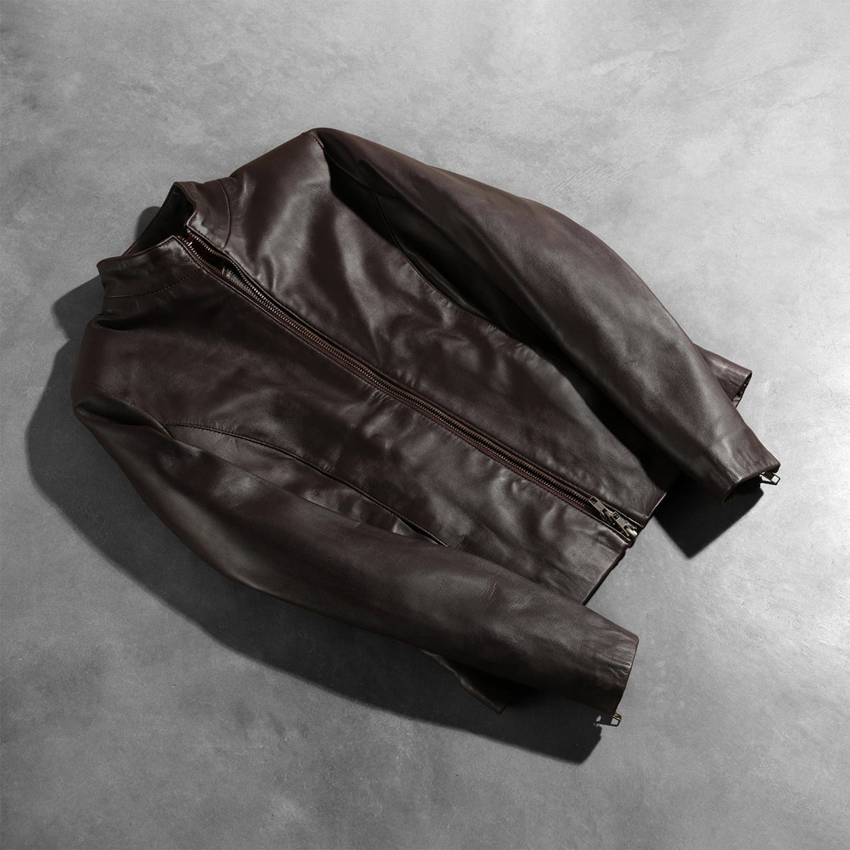 
Détail de confection artisanale de l'ourlet sur Rumella Maroon Leather Biker Jacket