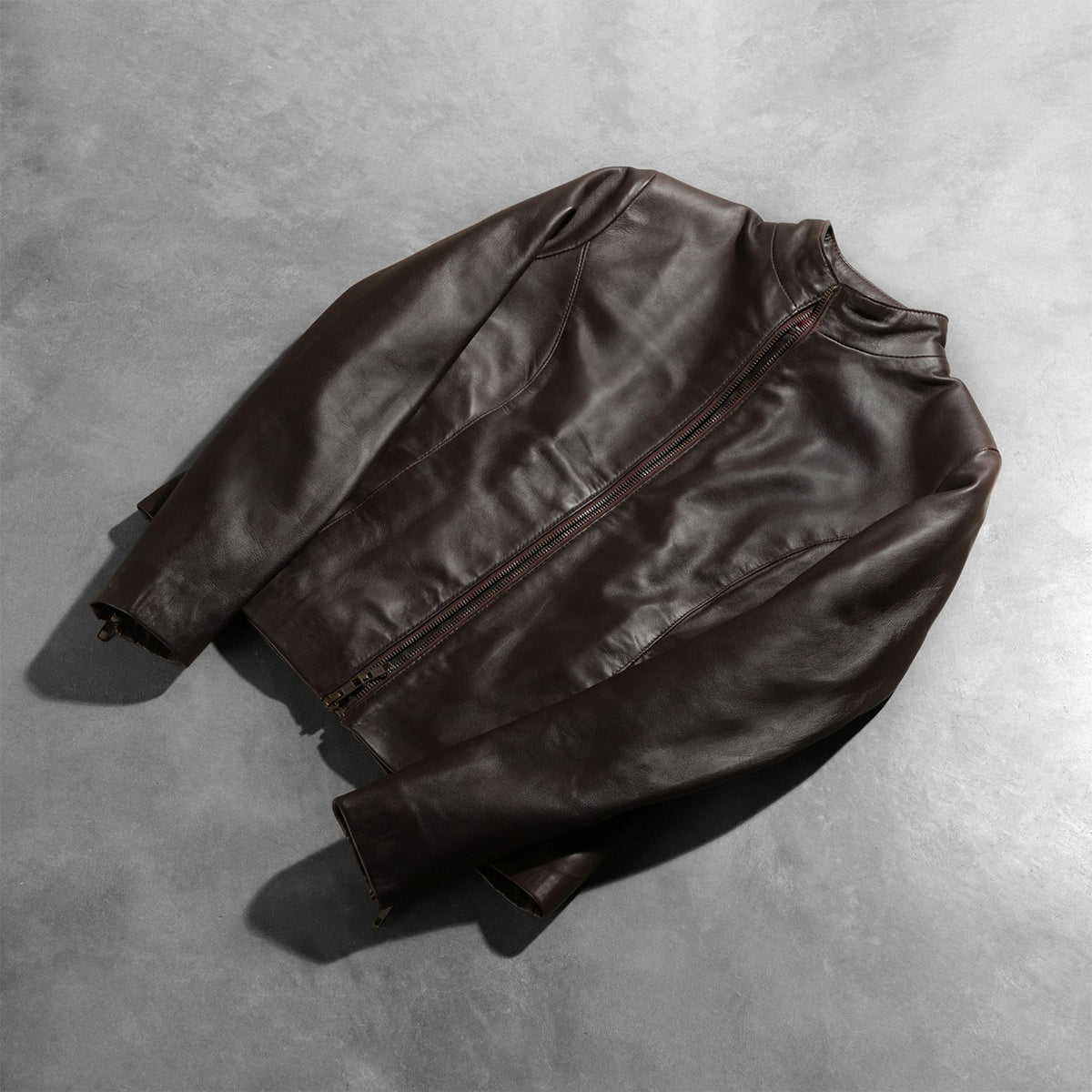 
Perspective portée de Rumella Maroon Leather Biker Jacket sur modèle - Tombé naturel à la lumière du jour