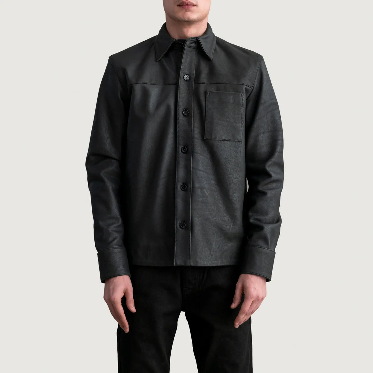 
Scout Tumbled Noir Leather Shirt pour Homme - Vue de profil mettant en valeur la coupe de manche ergonomique