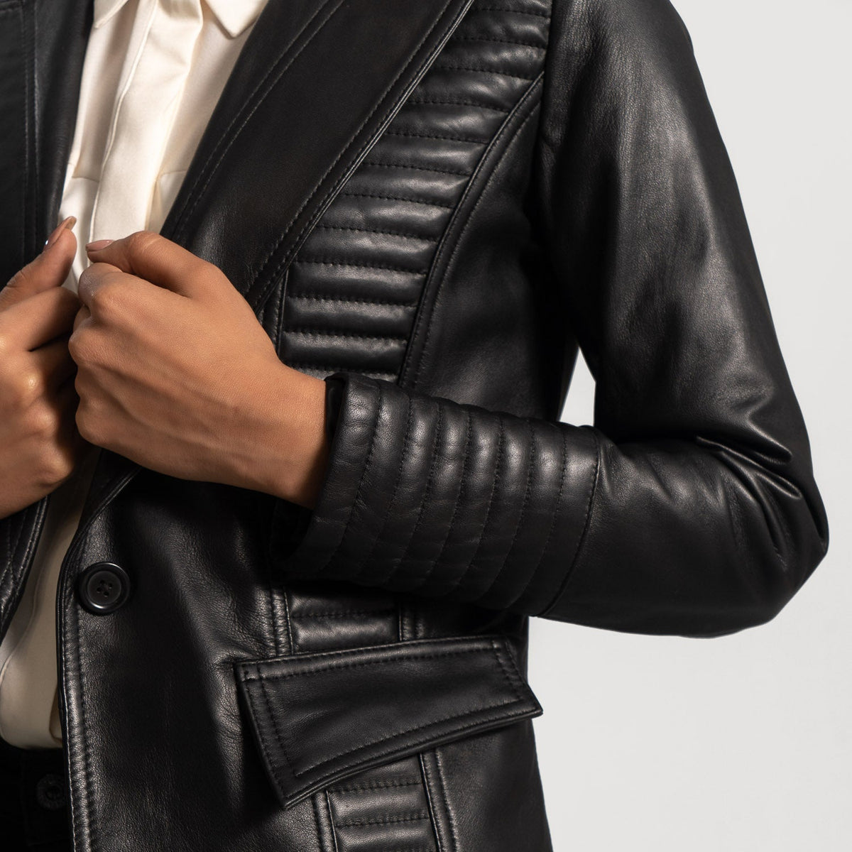 Women's Selina Noir Blazer en Cuir en Cuir pour Femme - Vue de profil avec coupe de manche ergonomique