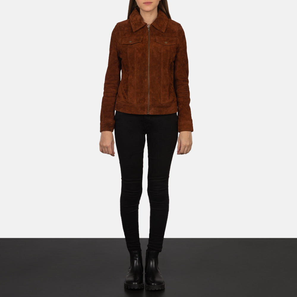 
Gros plan sur le col chemise et les zips métalliques de Suzy Brown Suede Trucker Jacket