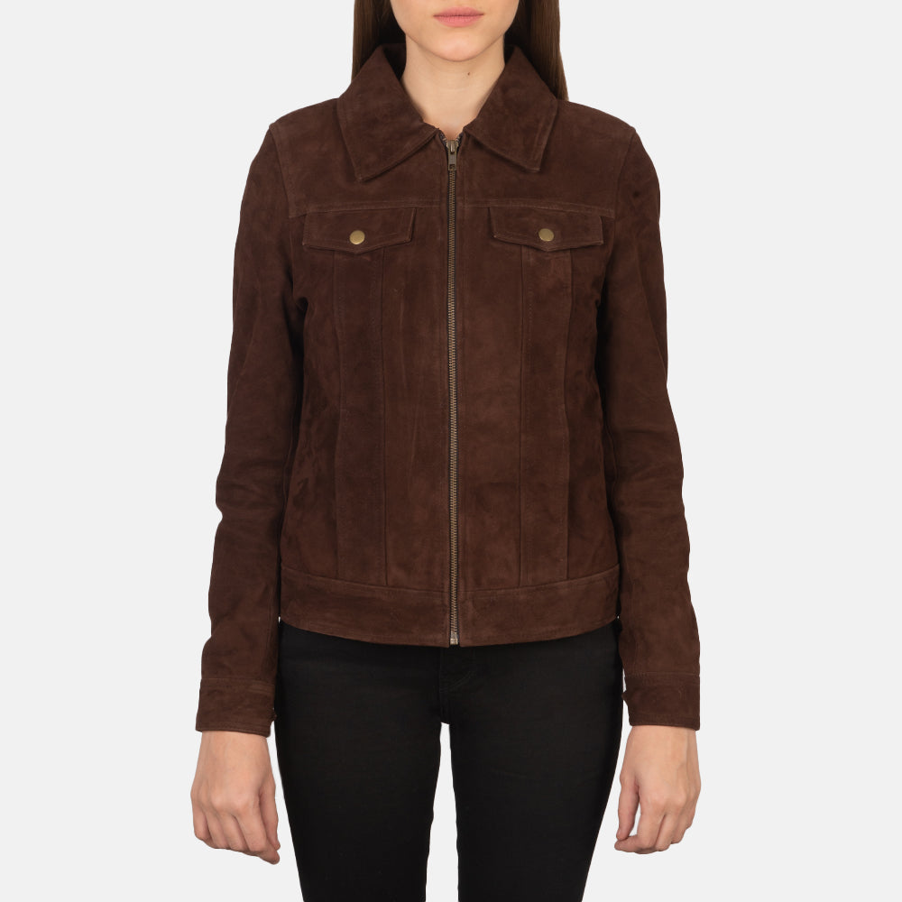 
Perspective portée de Suzy Brown Suede Trucker Jacket sur modèle - Tombé naturel à la lumière du jour