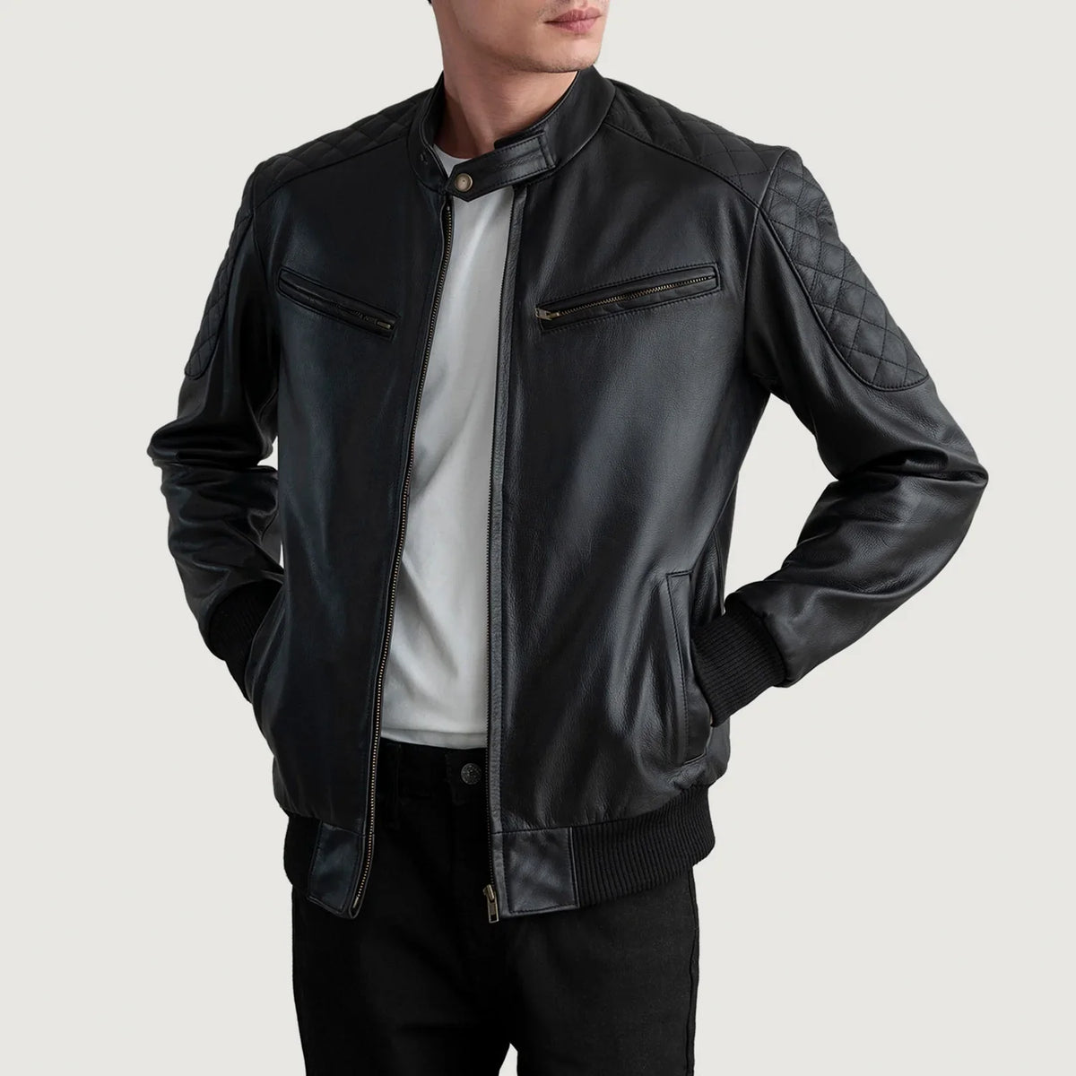 
Sven Blouson Bombardier en Cuir pour Homme - Vue de profil mettant en valeur la coupe de manche ergonomique