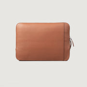 
The Baxter Brown Leather Laptop Sleeve For Men & Women in Brown Full-Grain Leather - Vue de face & silhouette ajustée | Acheter en ligne
