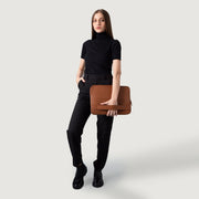 
Brown Full-Grain leather Goods - Vue arrière montrant la carrure ajustée et l'ourlet net