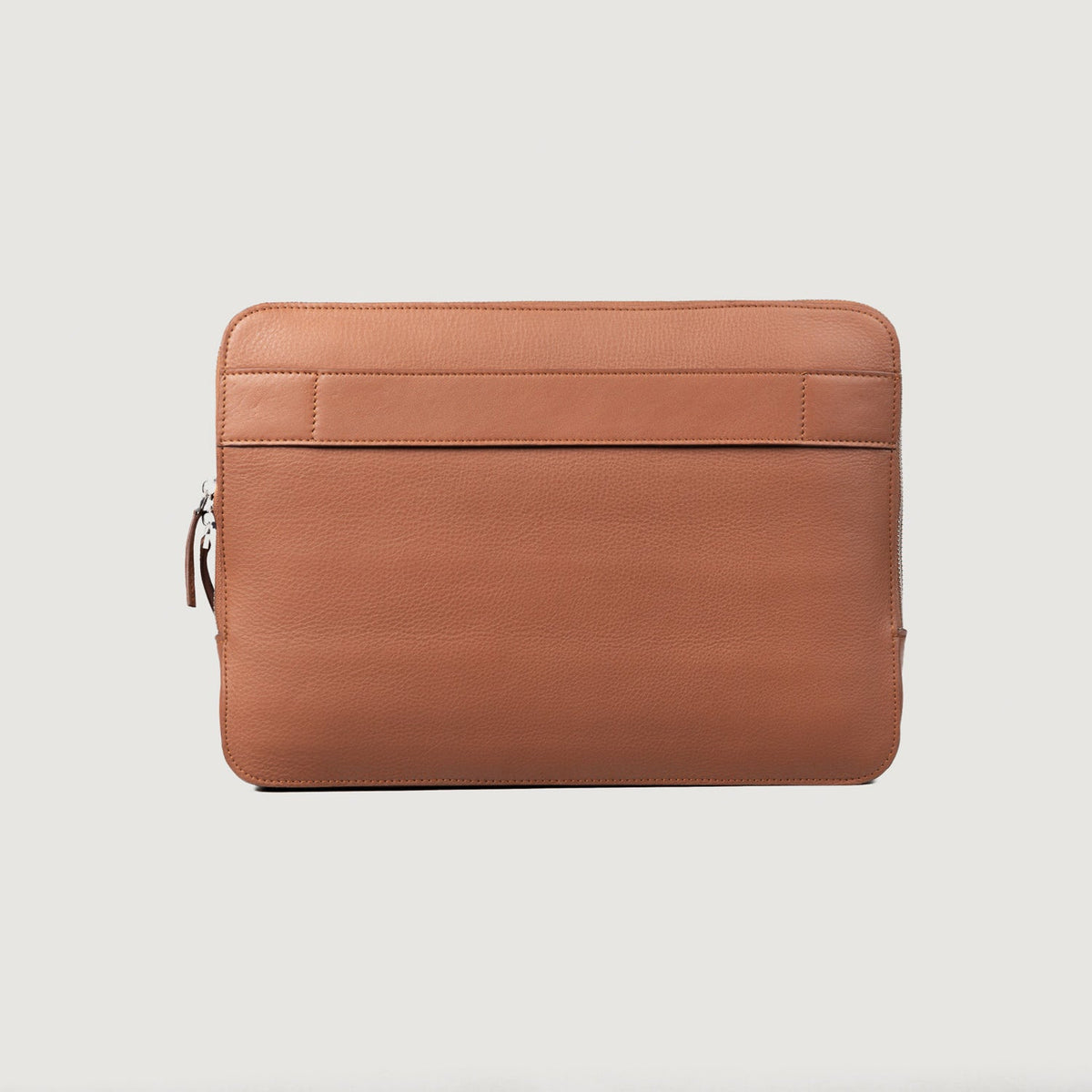 
The Baxter Brown Leather Laptop Sleeve For Men & Women - Vue de profil mettant en valeur la coupe de manche ergonomique