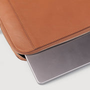 
Vue détaillée of Classic Collar & Heavy-Duty Zipper Hardware on The Baxter Brown Leather Laptop Sleeve For Men & Women