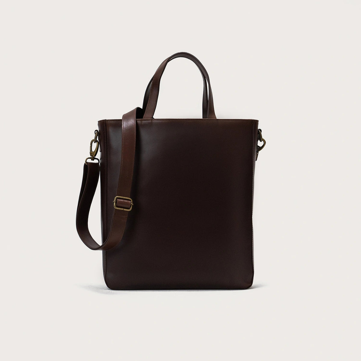 
The Poet Vintage Brown Leather Tote Bag For Men & Women in Vintage Brown Full-Grain Leather - Full Exterior Vue de face & silhouette ajustée | Acheter en ligne