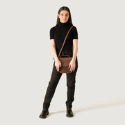 
Tan Full Grain Naturally Milled Cowhide Leather. Leather Bag - Perspective arrière montrant les bretelles en cuir renforcées