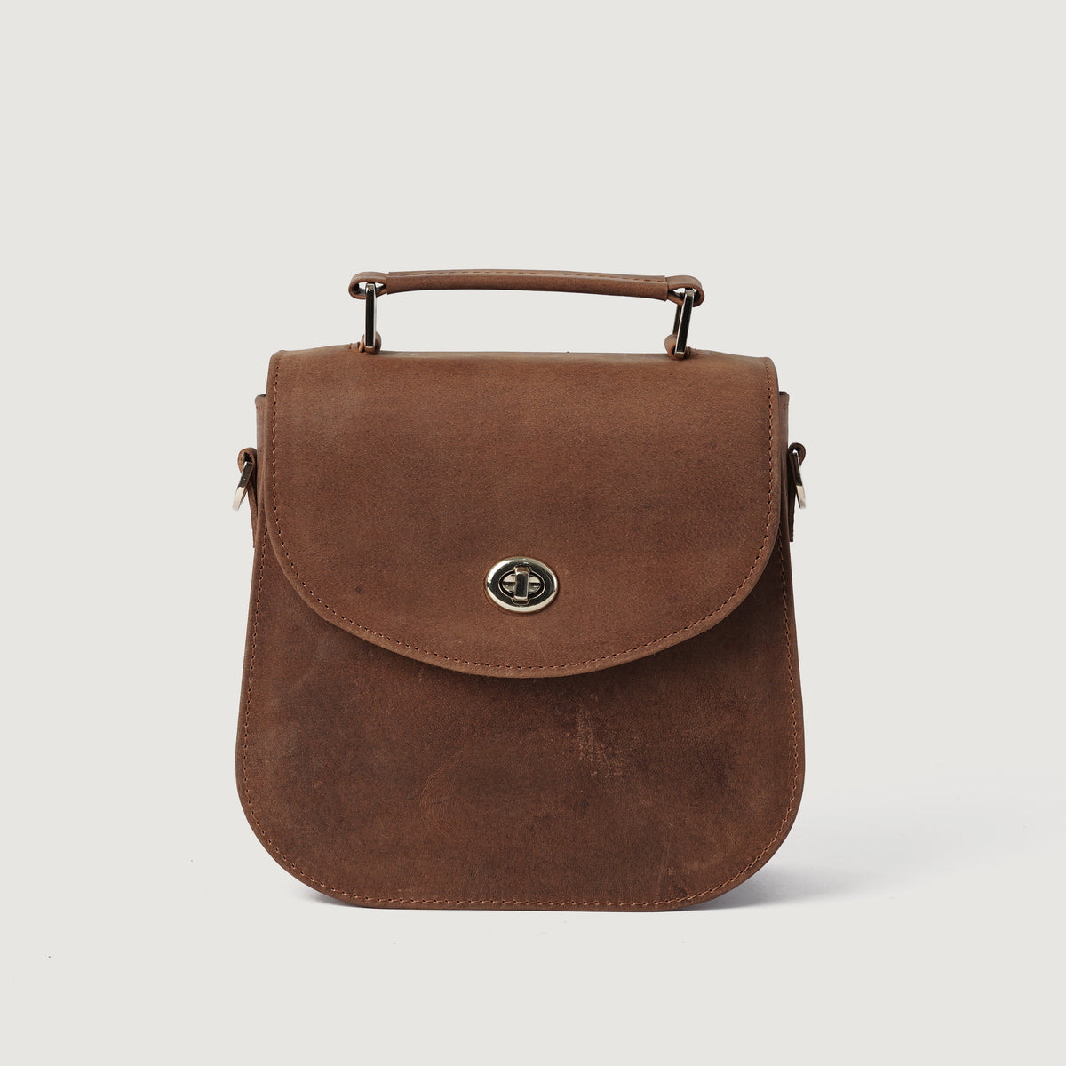 
The Sandra Vintage Camel Leather Saddle Bag For Women - Profil latéral structuré montrant la profondeur du soufflet