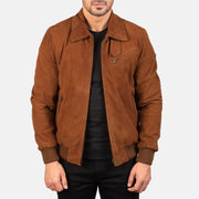 Men's Tomchi Camel Suede Veste en Cuir pour Homme in Brown Goatskin Suede - Vue de face &amp; silhouette ajustée | Acheter en ligne
