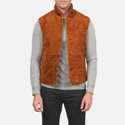 
Tony Marron Suede Vest pour Homme in Brown Goatskin Suede - Vue de face & silhouette ajustée | Acheter en ligne