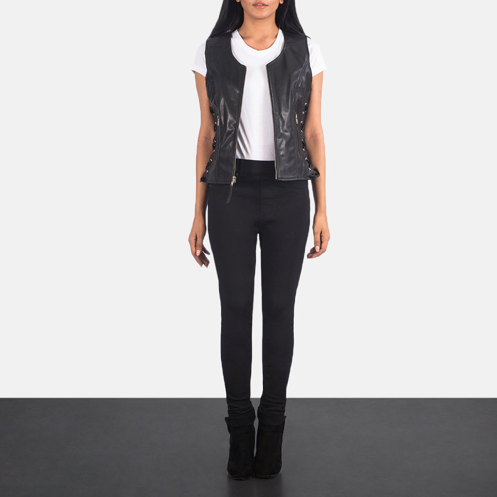 Women's Vanda Noir Leather Biker Vest pour Femme - Vue de profil avec coupe de manche ergonomique