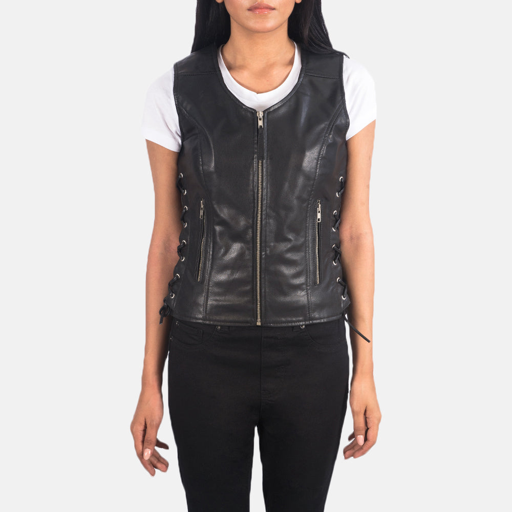 Vue détaillée of V-neck &amp; Zipper Hardware on Women's Vanda Noir Leather Biker Vest pour Femme