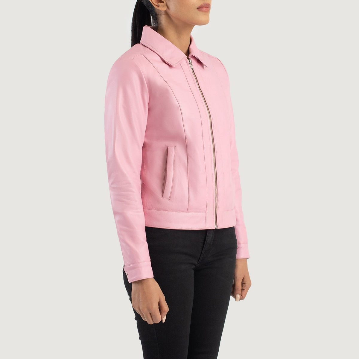 
Pink Sheepskin Leather Biker Jacket - Vue arrière montrant la carrure ajustée et l'ourlet net