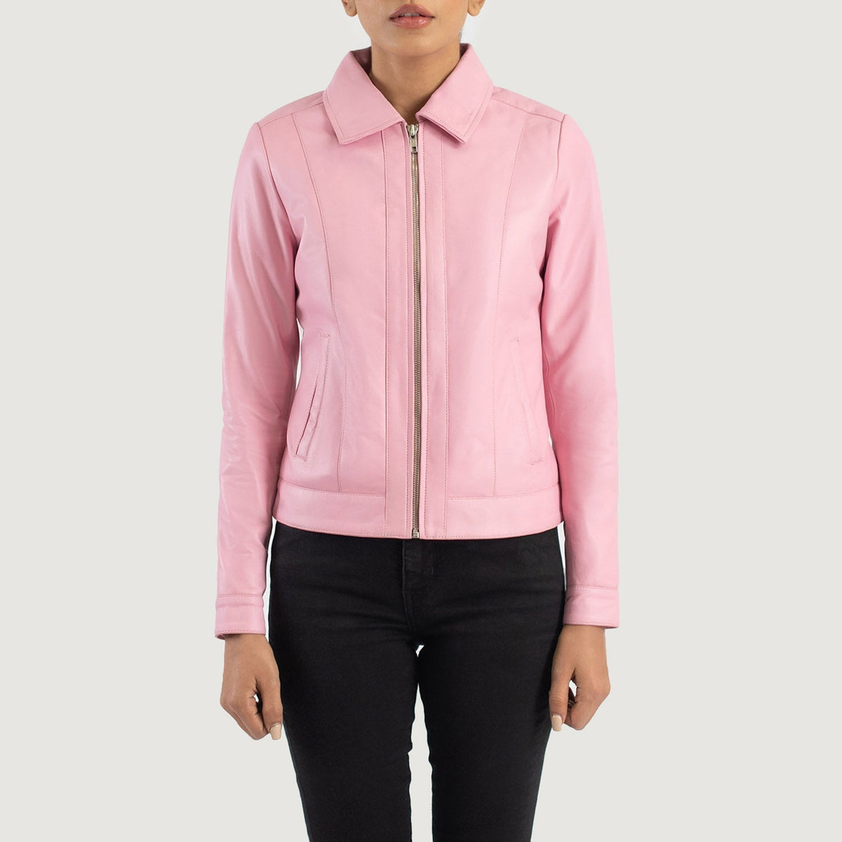 
Gros plan sur le col chemise et les zips métalliques de Vixen Pink Classic Collar Leather Jacket