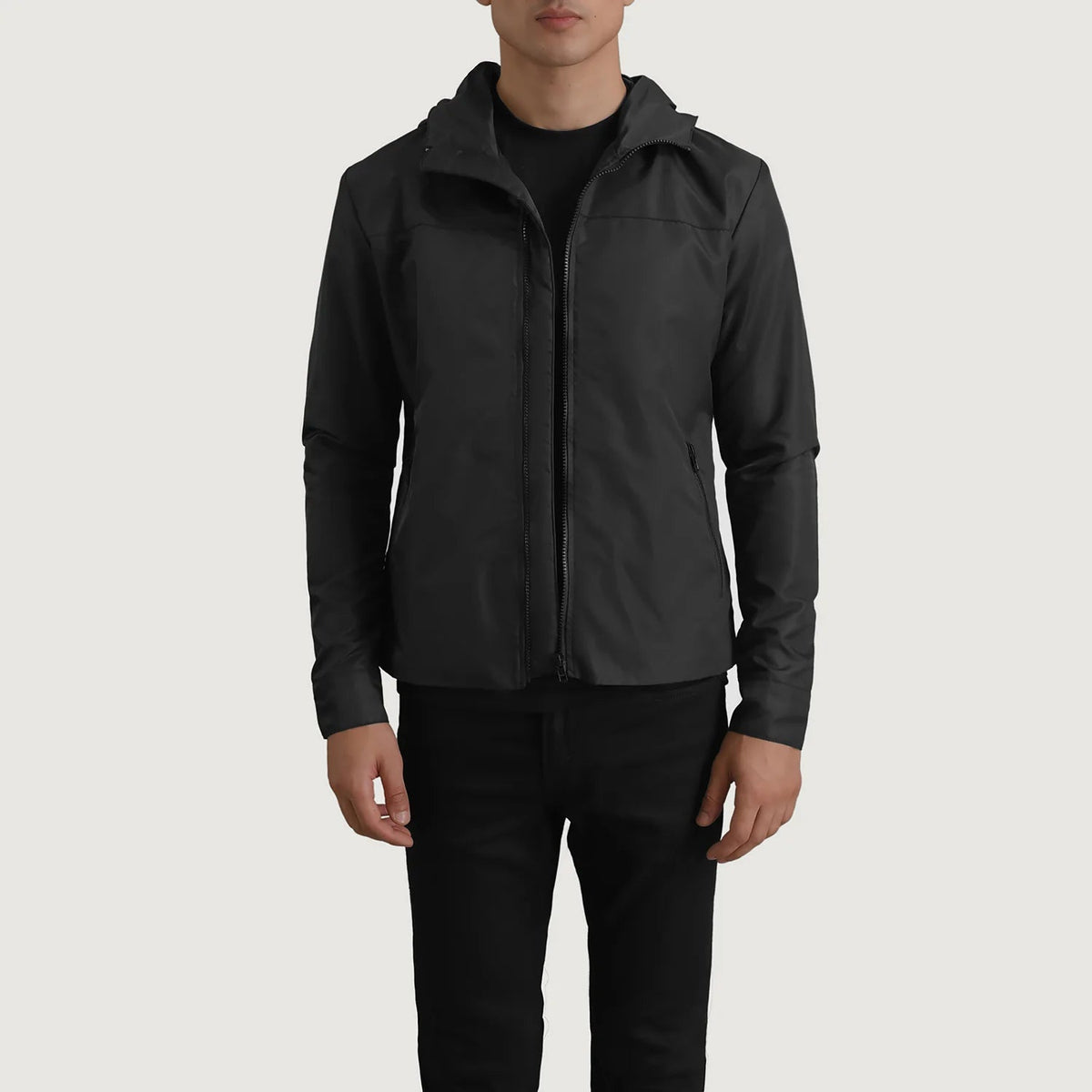 
Wesley Noir Hooded Windbreaker Veste en Cuir pour Homme en cuir de vachette noir véritable - Vue de face & silhouette ajustée | Acheter en ligne