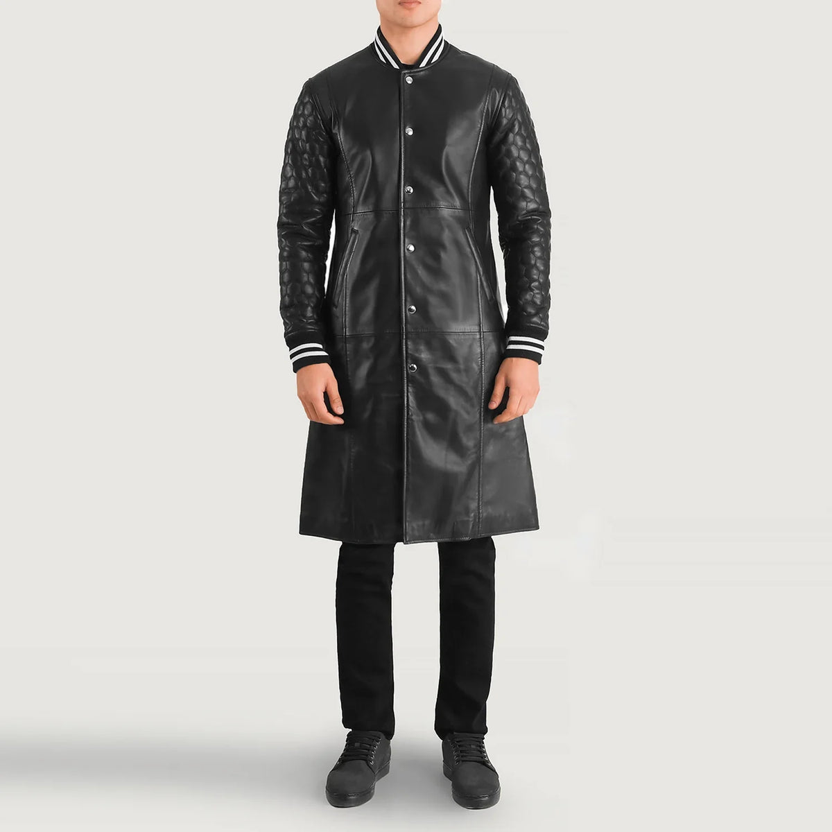 Wilde Noir Leather Varsity Manteau en Cuir pour Homme in Black Sheepskin Leather - Vue de face &amp; silhouette ajustée | Acheter en ligne