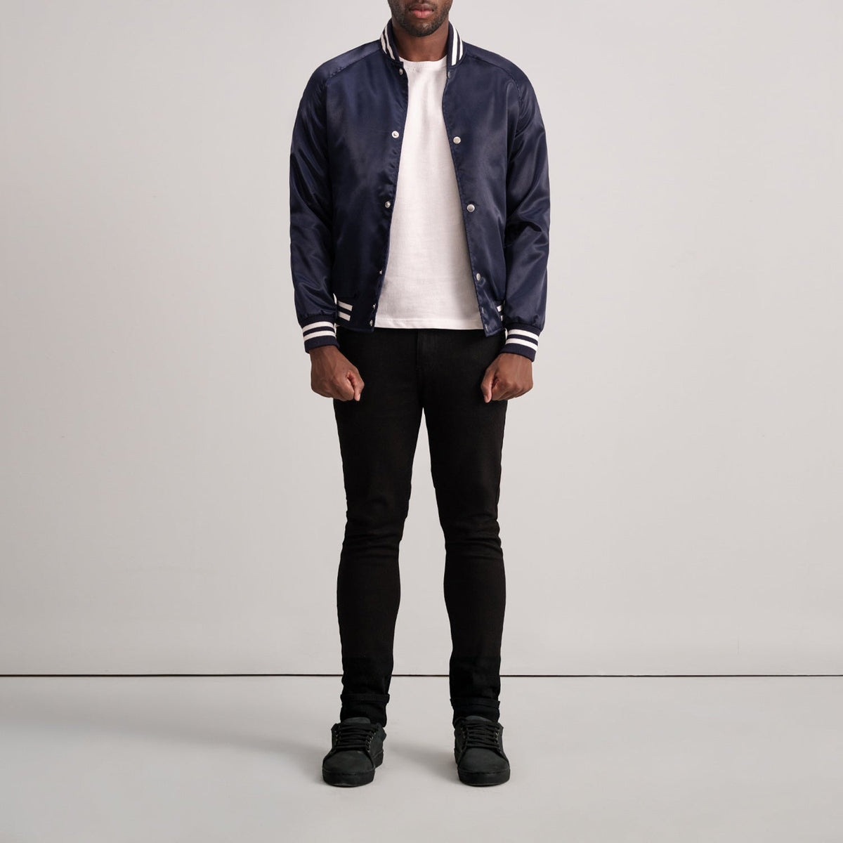 Vue détaillée of Varsity &amp; Button Hardware on Xander Bleu Varsity Veste en Cuir pour Homme