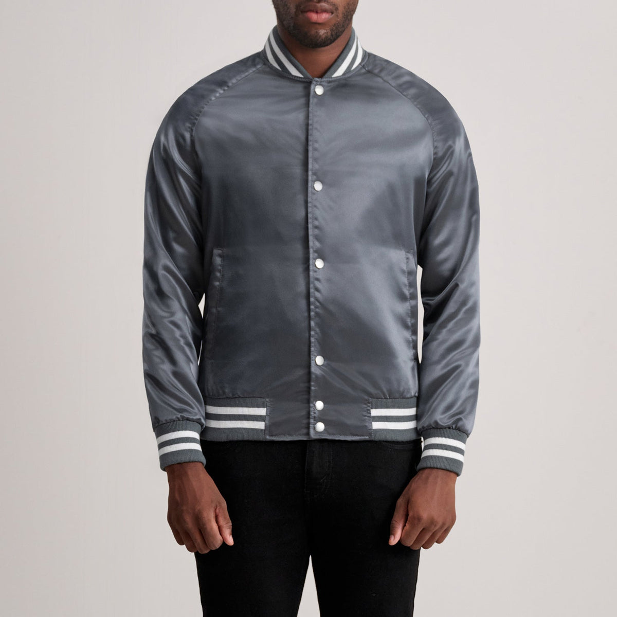 Xander Gris Varsity Veste en Cuir pour Homme in Grey Satin - Vue de face &amp; silhouette ajustée | Acheter en ligne