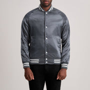 Xander Gris Varsity Veste en Cuir pour Homme in Grey Satin - Vue de face &amp; silhouette ajustée | Acheter en ligne