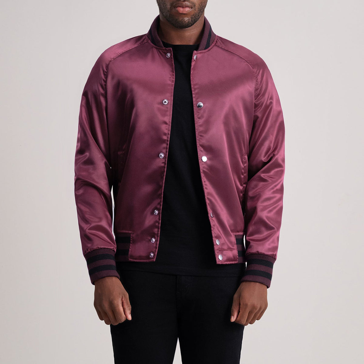 
Xander Bordeaux Varsity Veste en Cuir pour Homme - Vue de profil mettant en valeur la coupe de manche ergonomique