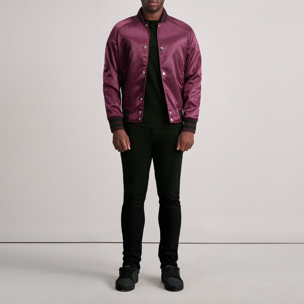 
Vue détaillée of Varsity & Button Hardware on Xander Bordeaux Varsity Veste en Cuir pour Homme